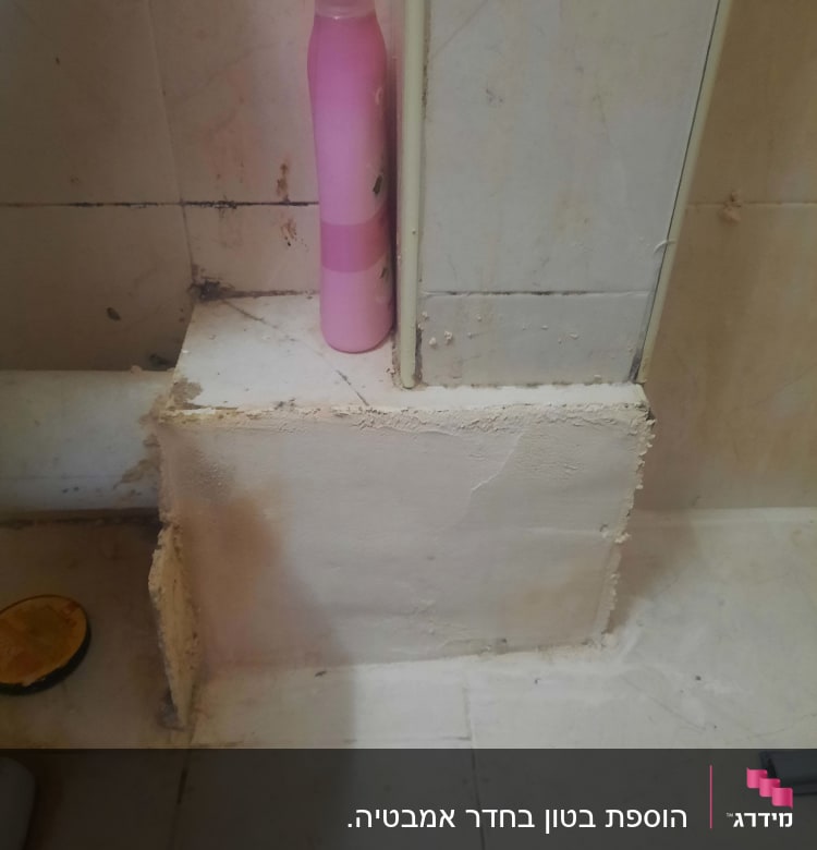 קיר עם תיקוני טיח, בקבוק ורוד על מדף